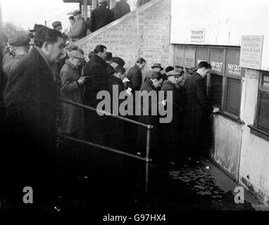 Corse Greyhound - Stadio Hackney Wick. I punzoni raccolgono le loro vincite dalla borsa tote Foto Stock