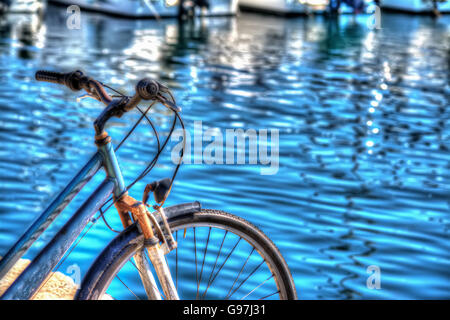 Vecchia bicicletta mediante il mare di Alghero. Heavy trasformati per effetto hdr. Foto Stock