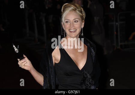 Sharon Stone arriva per la prima mondiale del suo nuovo film, 'Basic Instinct II', presso la Vue, Leicester Square, nel centro di Londra, mercoledì 15 marzo 2006. Vedere la storia di PA SHOWBIZ Stone. PREMERE ASSOCIAZIONE foto. Il credito fotografico dovrebbe essere: Yui Mok/PA Foto Stock