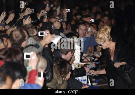 Sharon Stone arriva per la prima mondiale del suo nuovo film, 'Basic Instinct II', presso la Vue, Leicester Square, nel centro di Londra, mercoledì 15 marzo 2006. Vedere la storia di PA SHOWBIZ Stone. PREMERE ASSOCIAZIONE foto. Il credito fotografico dovrebbe essere: Yui Mok/PA Foto Stock