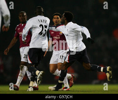 Bolton Wanderer's Abdoulaye Faye è tenuto indietro dal compagno di squadra Jay Jay Okocha (R) da Hayden Mullins di West Ham United (seconda a destra) durante la partita di replay del quinto round della fa Cup all'Upton Park, Londra, mercoledì 15 marzo 2006. PREMERE ASSOCIAZIONE foto. Il credito fotografico dovrebbe essere: Nick Potts/PA. Foto Stock