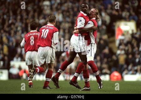 Calcio - fa Carling Premiership - Tottenham Hotspur v Arsenal. Patrick Vieira dell'Arsenal (a sinistra) celebra il suo obiettivo equalizzante con Emmanuel Petit (a destra) Foto Stock