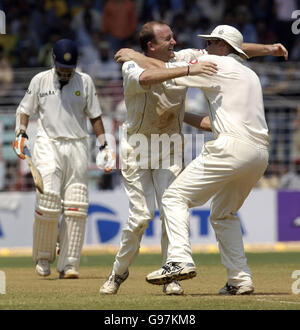 Shaun Udal (C) in Inghilterra celebra il suo primo wicket durante il terzo giorno del terzo Test match contro l'India al Wankhede Stadium di Mumbai, India, lunedì 20 marzo 2006. PREMERE ASSOCIAZIONE foto. Il credito fotografico dovrebbe essere: Rebecca Naden/PA. Foto Stock