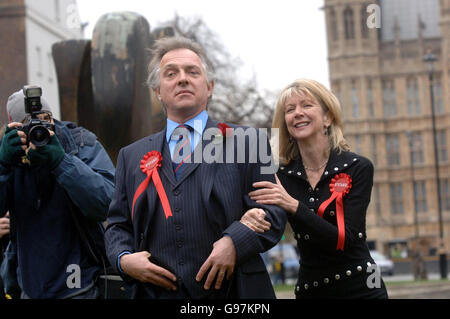 Rik Mayall torna, con Marsha Fitzalan che interpreta sua moglie Sarah, come 'il nuovo uomo di stato', Alan B'Stard, per lanciare un tour teatrale nazionale, Lunedi 20 marzo 2006, fuori dalla House of Commons, nel centro di Londra. Il tour inizia al Teatro Royal Brighton il 19 aprile. PREMERE ASSOCIAZIONE foto. Il credito fotografico dovrebbe essere: Steve Parsons/PA. Foto Stock