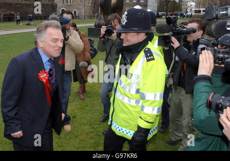 Rik Mayall torna come 'il nuovo uomo di stato', Alan B'Stard, per lanciare un tour teatrale nazionale, Lunedi 20 marzo 2006, fuori dalla House of Commons, nel centro di Londra. Il tour inizia al Teatro Royal Brighton il 19 aprile. PREMERE ASSOCIAZIONE foto. Il credito fotografico dovrebbe essere: Steve Parsons/PA. Foto Stock