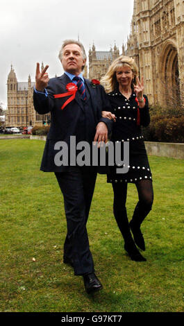 Rik Mayall torna come 'il nuovo uomo di stato', Alan B'Stard, con Marsha Fitzalan che interpreta la moglie di Alan Sarah, per lanciare un tour teatrale nazionale, Lunedi 20 marzo 2006, fuori dalla House of Commons, nel centro di Londra. Il tour inizia al Teatro Royal Brighton il 19 aprile. PREMERE ASSOCIAZIONE foto. Il credito fotografico dovrebbe essere: Steve Parsons/PA. Foto Stock