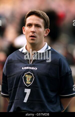 Calcio - Euro 2000 Qualifier - Gioca fuori prima tappa - Scozia / Inghilterra. Billy Dodds, Scozia Foto Stock