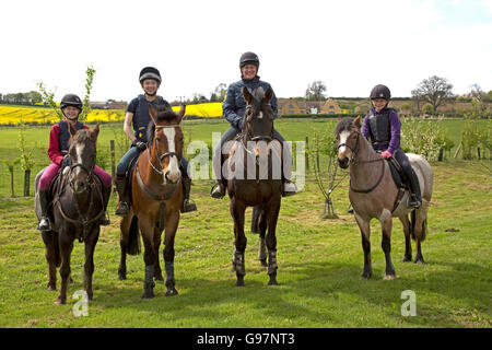 Susan fede grazia e Holly su cavalli Colemans Hill Farm Costwolds REGNO UNITO Foto Stock