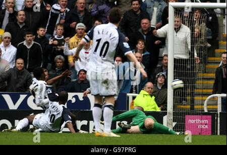 Calcio - fa Barclays Premiership - Newcastle United v Tottenham Hotspur - St James Park. Shola Ameobi di Newcastle United punteggi Foto Stock