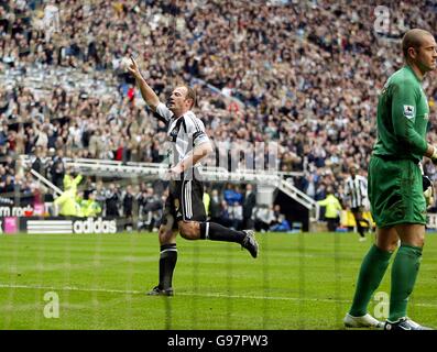 Alan Shearer di Newcastle United festeggia il suo terzo gol Da una penalizzazione come il portiere di Tottenham Hotspur Paul Robinson (r) supporti espulsi Foto Stock