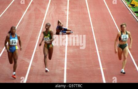 Atletica - Campionati del mondo - Siviglia. Marion Jones degli Stati Uniti si solleva in agonia nella semifinale femminile da 200 m. Foto Stock