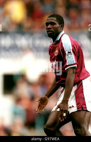 Calcio - fa Carling Premiership - Coventry City / West Ham United. Marc-Vivien Foe, West Ham United Foto Stock