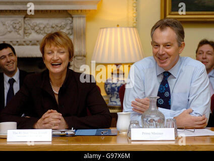 Il primo ministro britannico Tony Blair e la segretaria della cultura Tessa Jowell durante un incontro dei dirigenti della televisione per discutere il passaggio al digitale, a Downing Street, Londra, martedì 7 marzo 2006. Il primo ministro ha manifestato solidarietà con la squallida sig.ra Jowell durante la riunione e nessuno di loro ha fatto riferimento alle sue difficoltà sulle finanze del marito David Mills. Vedi PA Storia POLITICA Jowell. PREMERE ASSOCIAZIONE foto. Il credito fotografico dovrebbe essere: Johnny Green/WPA Rota/PA. Foto Stock