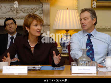 Il primo ministro britannico Tony Blair e la segretaria della cultura Tessa Jowell durante un incontro dei dirigenti della televisione per discutere il passaggio al digitale, a Downing Street, Londra, martedì 7 marzo 2006. Il primo ministro ha manifestato solidarietà con la squallida sig.ra Jowell durante la riunione e nessuno di loro ha fatto riferimento alle sue difficoltà sulle finanze del marito David Mills. Vedi PA Storia POLITICA Jowell. PREMERE ASSOCIAZIONE foto. Il credito fotografico dovrebbe essere: Johnny Green/WPA Rota/PA. Foto Stock