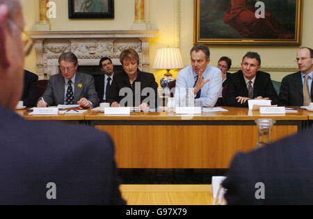 Il primo ministro britannico Tony Blair e la segretaria della cultura Tessa Jowell durante un incontro dei dirigenti della televisione per discutere il passaggio al digitale, a Downing Street, Londra, martedì 7 marzo 2006. Il primo ministro ha manifestato solidarietà con la squallida sig.ra Jowell durante la riunione e nessuno di loro ha fatto riferimento alle sue difficoltà sulle finanze del marito David Mills. Vedi PA Storia POLITICA Jowell. PREMERE ASSOCIAZIONE foto. Il credito fotografico dovrebbe essere: Johnny Green/WPA Rota/PA. Foto Stock