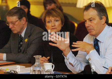 Il primo ministro britannico Tony Blair e la segretaria della cultura Tessa Jowell durante un incontro dei dirigenti della televisione per discutere il passaggio al digitale, a Downing Street, Londra, martedì 7 marzo 2006. Il primo ministro ha manifestato solidarietà con la squallida sig.ra Jowell durante la riunione e nessuno di loro ha fatto riferimento alle sue difficoltà sulle finanze del marito David Mills. Vedi PA Storia POLITICA Jowell. PREMERE ASSOCIAZIONE foto. Il credito fotografico dovrebbe essere: Johnny Green/WPA Rota/PA. Foto Stock