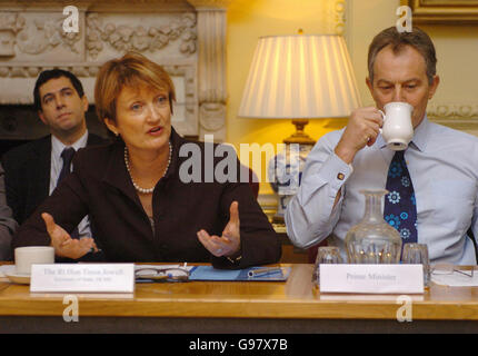 Il primo ministro britannico Tony Blair e il segretario alla cultura Tessa Jowell durante una riunione dei dirigenti televisivi per discutere del passaggio al digitale, a Downing Street, Londra. Foto Stock