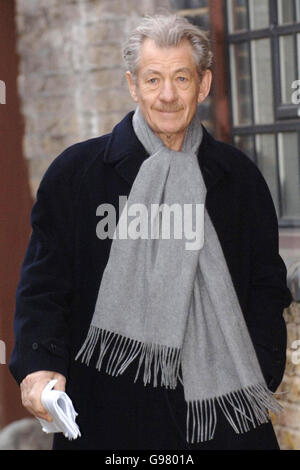 Sir Ian McKellen arriva per la cerimonia di partnership civile dell'ex stella di EastEnders Michael Cashman, 55 anni e del suo partner di 23 anni Paul Cottingham, 41, a Londra, sabato 11 marzo 2006. Cashman, che è ora un eurodeputato laburista e attivista per i diritti dei gay, ha giocato il primo grande personaggio gay a EastEnders a metà degli anni '80. Vedi il matrimonio DI PA Story. PREMERE ASSOCIAZIONE foto. Il credito fotografico dovrebbe essere: Stefan Rousseau/PA. Foto Stock