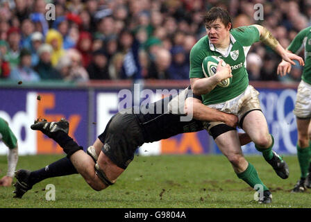 RBS 6 Nations - Irlanda contro Scozia. Simon Taylor (L) della Scozia affronta Brian o'Driscoll durante la partita RBS 6 Nations a Lansdowne Road, Dublino. Foto Stock