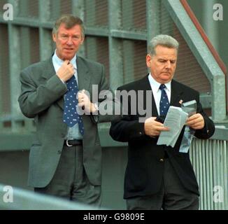 Il manager Manchester United Sir Alex Ferguson regola il suo legame prima Incontro con il team di ispezione FIFA a Old Trafford Foto Stock