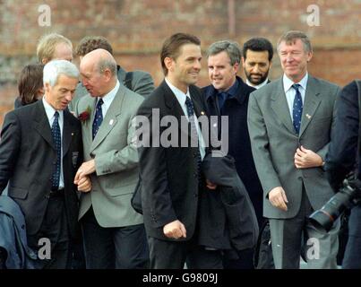 Calcio - Inghilterra 2006 Bid Coppa del mondo - FIFA Inspection Team a Manchester. Il manager del Manchester United Sir Alex Ferguson (a destra) e Sir Bobby Charlton (seconda a sinistra) salutano il team di ispezione FIFA di Old Trafford Foto Stock