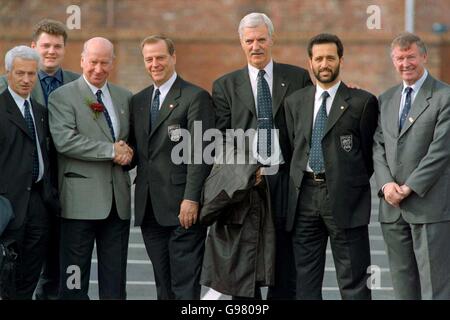 Sir Bobby Charlton e Sir Alex Ferguson, manager del Manchester United Saluto il Team di ispezione FIFA a Old Trafford Foto Stock