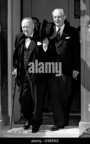 Sir Winston Churchill e il suo ospite, il primo ministro Harold Macmillan, all'ingresso del n. 10 Downing Street. Foto Stock