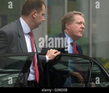 Il commissario metropolitano della polizia Sir Ian Blair (destra) si allontana dalla sua auto a New Scotland Yard martedì 14 marzo 2006, il suo primo giorno di ritorno alla sua scrivania da quando si è scusato per aver registrato segretamente una serie di conversazioni telefoniche, tra cui una con il procuratore generale Lord Goldsmith. Vedi storia della polizia di PA Blair. PREMERE ASSOCIAZIONE foto. Il credito fotografico dovrebbe essere: Fiona Hanson / PA. Nota a eds: Immagine scattata attraverso il vetro. Foto Stock