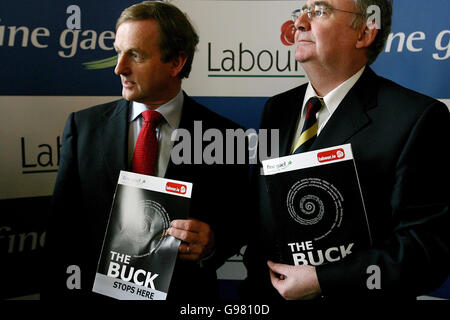 Il leader di fine Gael Enda Kenny (a sinistra) e il leader laburista Pat Rabbitte (a destra) parlano ad una conferenza stampa a Merion Hotel, martedì 14 2006 marzo. Un sistema di semafori dovrebbe essere usato per avvisare il pubblico di problemi con i grandi progetti infrastrutturali, è stato dichiarato. Fine Gael e Labor hanno proposto la misura come parte di un piano comune per garantire un miglior rapporto qualità/prezzo ai contribuenti. Vedere PA Story POLITICS Value Ireland. PREMERE ASSOCIAZIONE FOTO. Il credito fotografico dovrebbe essere: Julien Behal/PA Foto Stock