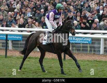 Corse di cavalli - Cheltenham Festival - Smurfit Champion Hudle Day - Cheltenham Racecourse. Crossbow Creek indovinato da Jamie Moore va al posto nella Independent Arkle Challenge Trophy Chase irlandese (grado 1) Foto Stock