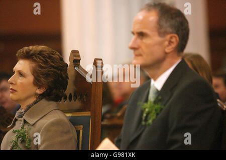 Il presidente irlandese Mary McAleese e il marito Dr Martin McAleese alla Pro Cathedral di Dublino durante una messa speciale per il giorno di San Patrizio, venerdì 17 marzo 2006. PREMERE ASSOCIAZIONE foto. Il credito fotografico dovrebbe essere: Julien Behal/PA. Foto Stock