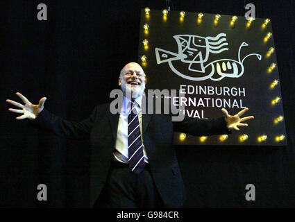 Brian McMaster annuncia il suo programma finale come Direttore del Festival Internazionale di Edimburgo, all'Hub Cafe di Edimburgo, mercoledì 22 marzo 2006. Il festival si terrà tra il 13 agosto e il 3 settembre 2006. Vedi la storia della Pennsylvania SCOTLAND Festival. PREMERE ASSOCIAZIONE foto. Il credito fotografico dovrebbe essere: David Cheskin / PA. Foto Stock