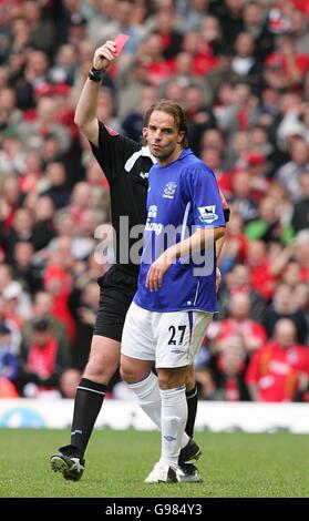 Andy Van der Meyde di Everton viene inviato dall'arbitro Dowd. Phil Foto Stock