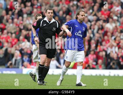 Calcio - fa Barclays Premiership - Liverpool / Everton - Anfield. Andy Van der Meyde di Everton viene estirpato dal campo dall'arbitro Phil Dowd Foto Stock