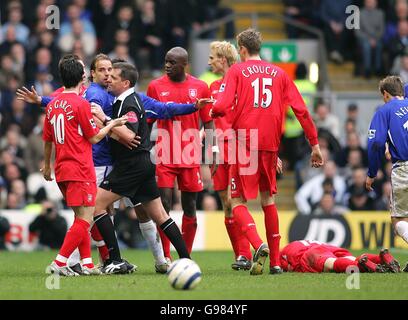 Andy Van der Meyde di Everton è trattenuto dall'arbitro Phil Dowd dopo essere stato penalizzato per un braccio alto per il quale è stato mandato fuori Foto Stock