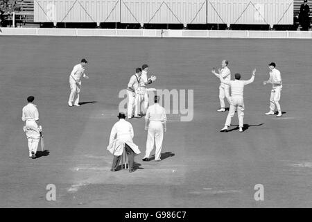 Cricket - The Ashes - Quarta prova - Inghilterra / Australia - Old Trafford - Fifth Day. L'Australia Ray Lindwall (top c) è catturato da Tony Lock (terzo r) d'Inghilterra fuori dal bowling di Jim Laker (accanto a umpire) Foto Stock