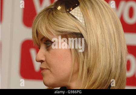 Danniella Westbrook durante una firma della sua autobiografia, 'l'altro lato di Nowhere', a Woolworths ad Ilford, Essex, giovedì 30 marzo 2006. PREMERE ASSOCIAZIONE FOTO. Il credito fotografico dovrebbe essere: Ian West/PA Foto Stock