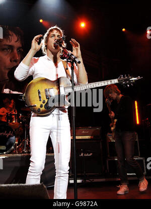 Razorlight si esibisce sul palco durante una delle serie di concerti benefici del Teenage Cancer Trust presso la Royal Albert Hall, giovedì 30 marzo 2006. PREMERE ASSOCIAZIONE foto. Il credito fotografico dovrebbe essere: Yui Mok/PA Foto Stock