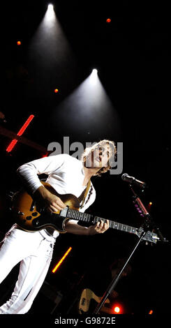 Razorlight si esibisce sul palco durante una delle serie di concerti benefici del Teenage Cancer Trust presso la Royal Albert Hall, giovedì 30 marzo 2006. PREMERE ASSOCIAZIONE foto. Il credito fotografico dovrebbe essere: Yui Mok/PA Foto Stock