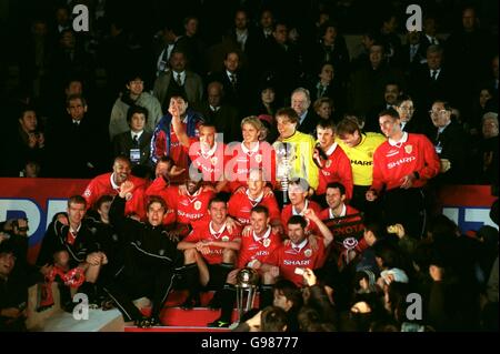 Manchester United solleva il trofeo Toyota Cup dopo aver sconfitto Palmeiras 1-0 Foto Stock