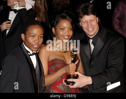 Gavin Hood (r) vincitore del premio per il miglior film in lingua straniera per Tsotsi, con i membri del cast, Presley Chweneyagae (l) e Terry Pheto (c) Foto Stock