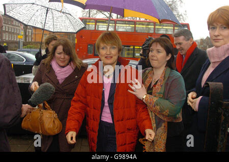 La segretaria della cultura Tessa Jowell arriva a una festa incrociata per celebrare la Giornata Internazionale della Donna nei Victoria Tower Gardens, nel centro di Londra, mercoledì 8 marzo 2006. La parità retributiva e la violenza domestica sono state le due questioni oggi evidenziate dal ministro. Vedi PA storia POLITICA Jowell Donne. PREMERE ASSOCIAZIONE foto. Il credito fotografico dovrebbe essere: Johnny Green/PA. Foto Stock