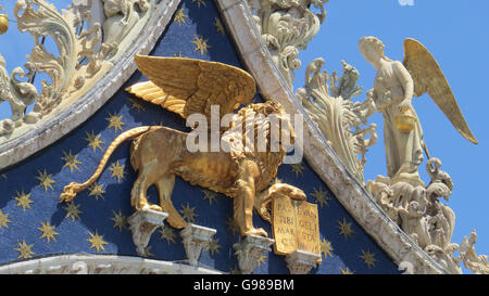 Venezia, Italia. Il leone della Repubblica di Venezia sul all ingresso della Basilica in Piazza San Marco. Foto Tony Gale Foto Stock