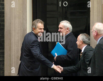 Taoiseach Bertie Ahern e Tony Blair al n. 10 di Downing Street, Londra Foto Stock