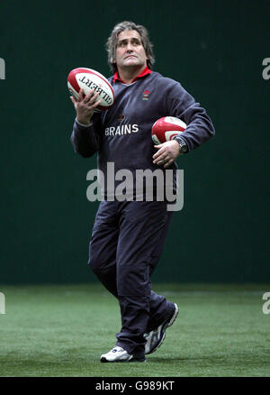 Wales, allenatore Scott Johnson durante una sessione di formazione presso la vale of Glamorgan Hotel, Hensol, nr Cardiff, mercoledì 8 marzo 2006. Il Galles gioca l'Italia al Millennium Stadium nelle 6 Nazioni della RBS sabato. PREMERE ASSOCIAZIONE foto. Il credito fotografico dovrebbe essere: David Davies/PA. Foto Stock