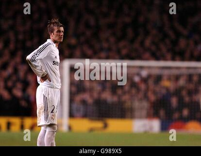 Calcio - UEFA Champions League - Round of 16 - seconda tappa - Arsenal / Real Madrid - Highbury. David Beckham di Real Madrid è stato abbattuto durante il gioco contro l'Arsenal Foto Stock