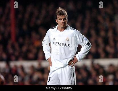 Calcio - UEFA Champions League - Round of 16 - seconda tappa - Arsenal / Real Madrid - Highbury. David Beckham di Real Madrid è stato abbattuto durante il gioco contro l'Arsenal Foto Stock