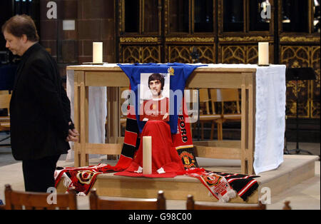 Una fotografia di George Best è il pezzo centrale sull'altare della Cattedrale di Manchester, giovedì 16 marzo 2006, prima del servizio memoriale per la leggenda del calcio. I giocatori e i manager, passati e presenti, insieme ai membri della famiglia Best's, si aspettano di impacchettare nella cattedrale della città per ricordare la stella del calcio. Anche l'attuale squadra di Manchester United, Sir Alex Ferguson, e i fan delle celebrità Russell Watson e James Nesbitt dovrebbero essere tra le congregazioni. Scopri PA Story MEMORIAL Best. PREMERE ASSOCIAZIONE foto. Il credito fotografico dovrebbe essere: John Giles/PA. Foto Stock