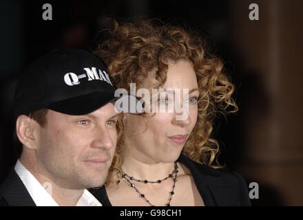 Christian Slater e Alex Kingston arrivano per la prima mondiale di 'Basic Instinct II: Risk Addiction', presso la Vue, Leicester Square, nel centro di Londra, mercoledì 15 marzo 2006. Vedere la storia di PA SHOWBIZ Stone. PREMERE ASSOCIAZIONE foto. Foto di credito dovrebbe leggere: Yui Mok/PA ... SHOWBIZ pietra ... 15-03-2006 ... Londra ... REGNO UNITO ... PREMERE ASSOCIAZIONE foto. Il credito fotografico dovrebbe essere: Yui Mok/PA. Numero di riferimento univoco 3330337 Foto Stock