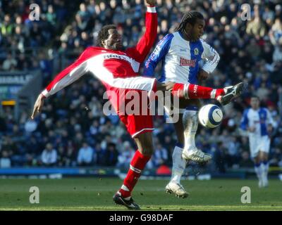 (L-R) Ugo Ehiogu di Middlesbrough libera la palla dal percorso Del Florent Sinama Pongolle di Blackburn Rovers Foto Stock